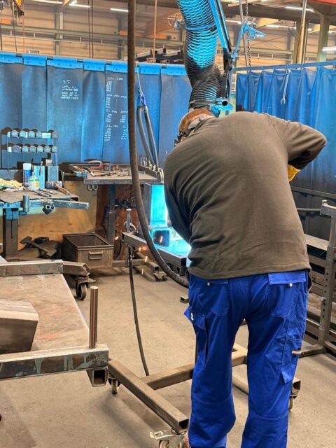 Qualität beginnt im Auswahlprozess

Bei uns steht nicht nur die Vermittlung im Fokus – sondern die passende und langfristige Besetzung.
Auf dem Foto seht ihr einen Bewerber bei einer praktischen Arbeitsprobe im Bereich Schweißen. Unser Kollege Marcel hat den Kandidaten dabei persönlich begleitet und unterstützt.
Durch solche praxisnahen Einblicke stellen wir sicher, dass Fähigkeiten, Anforderungen und Einsatzbetrieb optimal zusammenpassen – für eine nachhaltige und erfolgreiche Zusammenarbeit. 🤝
PM HR steht für Qualität, Verlässlichkeit und echte Passgenauigkeit.