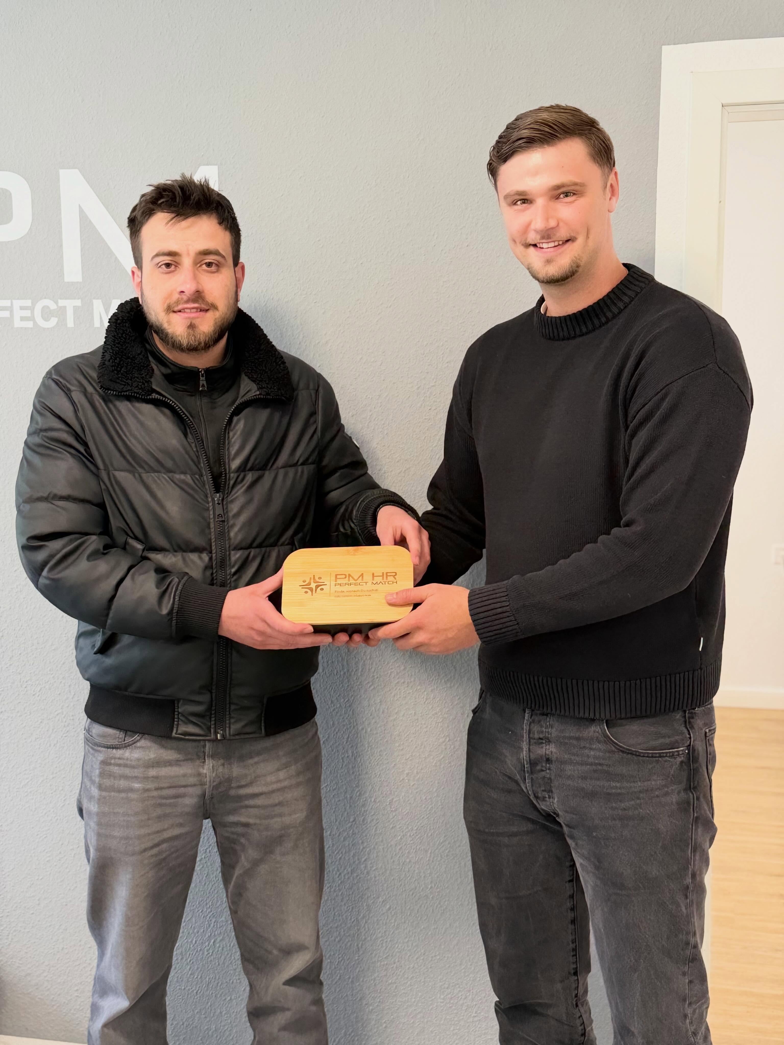 Nach nur 9 Monaten Einsatzzeit wurde unser Mitarbeiter Mohammad von unserem Kunden übernommen – ein großartiger Erfolg, auf den wir gemeinsam stolz sind!
Auf dem Foto überreicht Waldemar, unser Mitarbeiter, ein kleines Geschenk an Mohammad – als Zeichen unseres Dankes für seine hervorragende Arbeit, Zuverlässigkeit und hohe Einsatzbereitschaft. 🙌
Solche Entwicklungen zeigen einmal mehr, wie wichtig Engagement, Vertrauen und echtes Miteinander sind. Lieber Mohammad: Wir wünschen dir für deinen weiteren Weg alles Gute und weiterhin viel Erfolg! 🍀