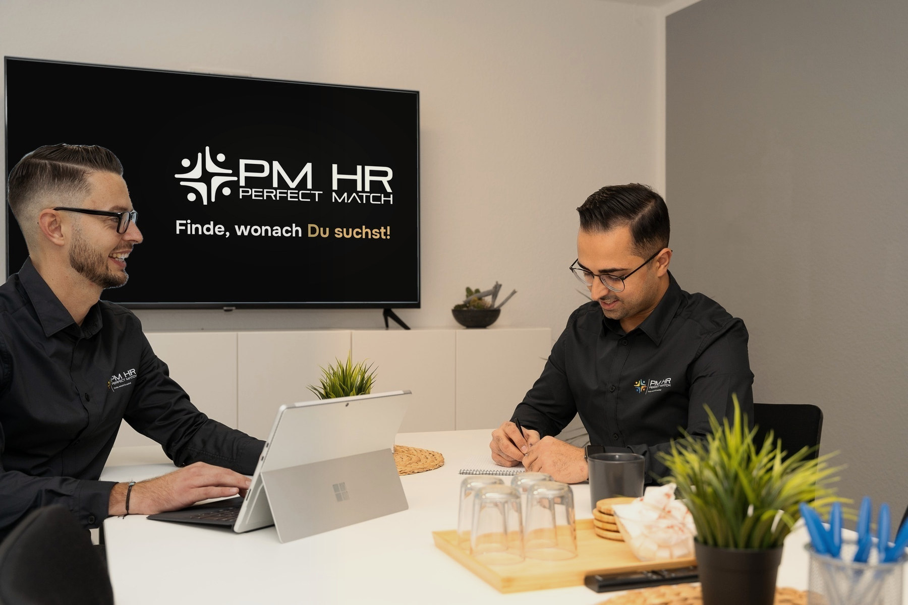 Marcel Nienhaus und Serhat Tilkidag im Beratungsgespräch