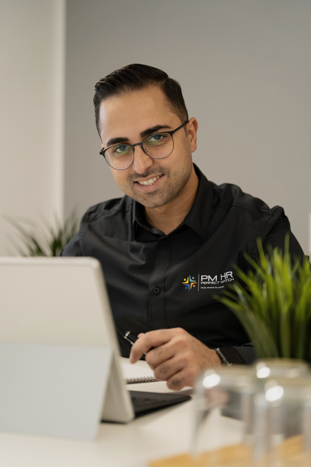 Serhat Tilkidag am Arbeitsplatz