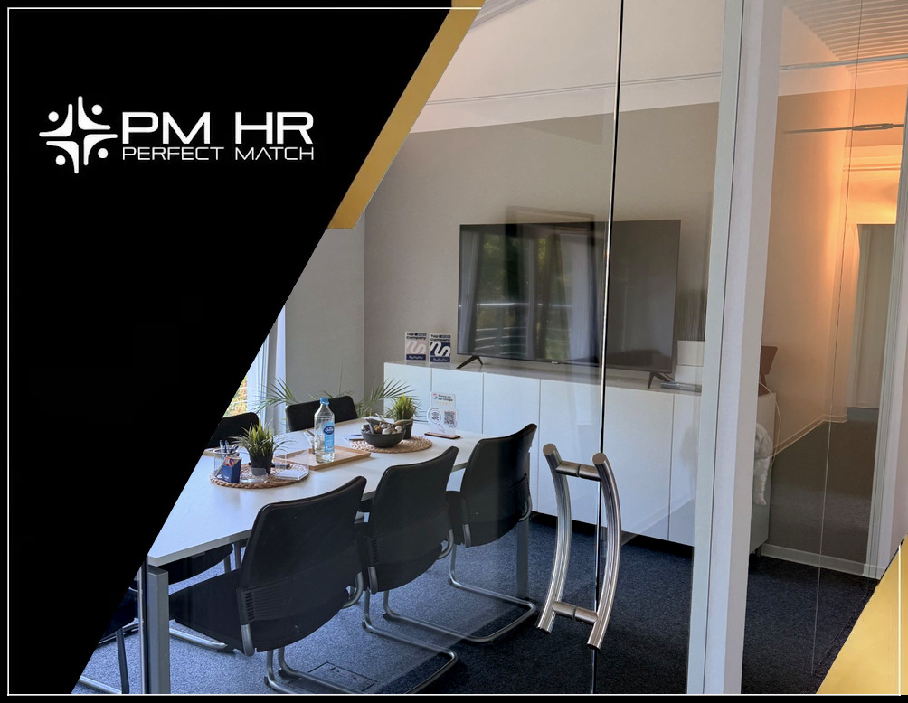 Besprechungsraum im Büro von PM HR in Soest mit großem Tisch und Bildschirm